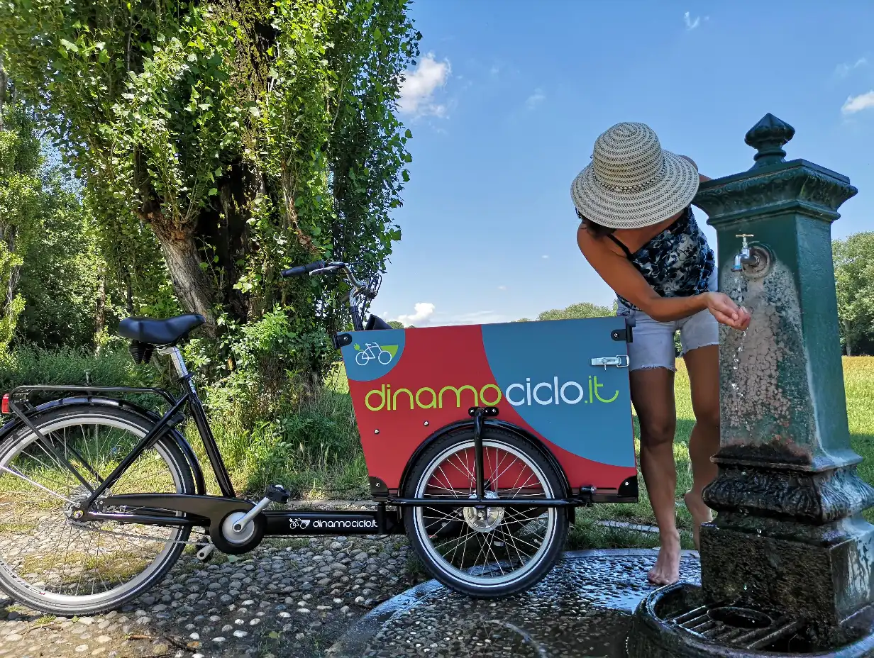 Cargo bike brandizzata utilizzata come media pubblicitario itinerante in città