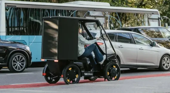 Cargo bike VOK S in pista ciclabile