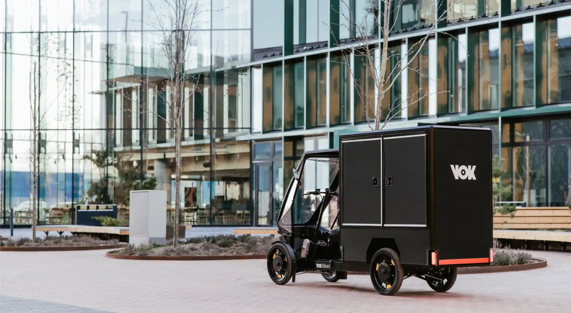 Cargo bike elettrica Vok XL con box di carico nero da 2 metri cubi per consegne urbane