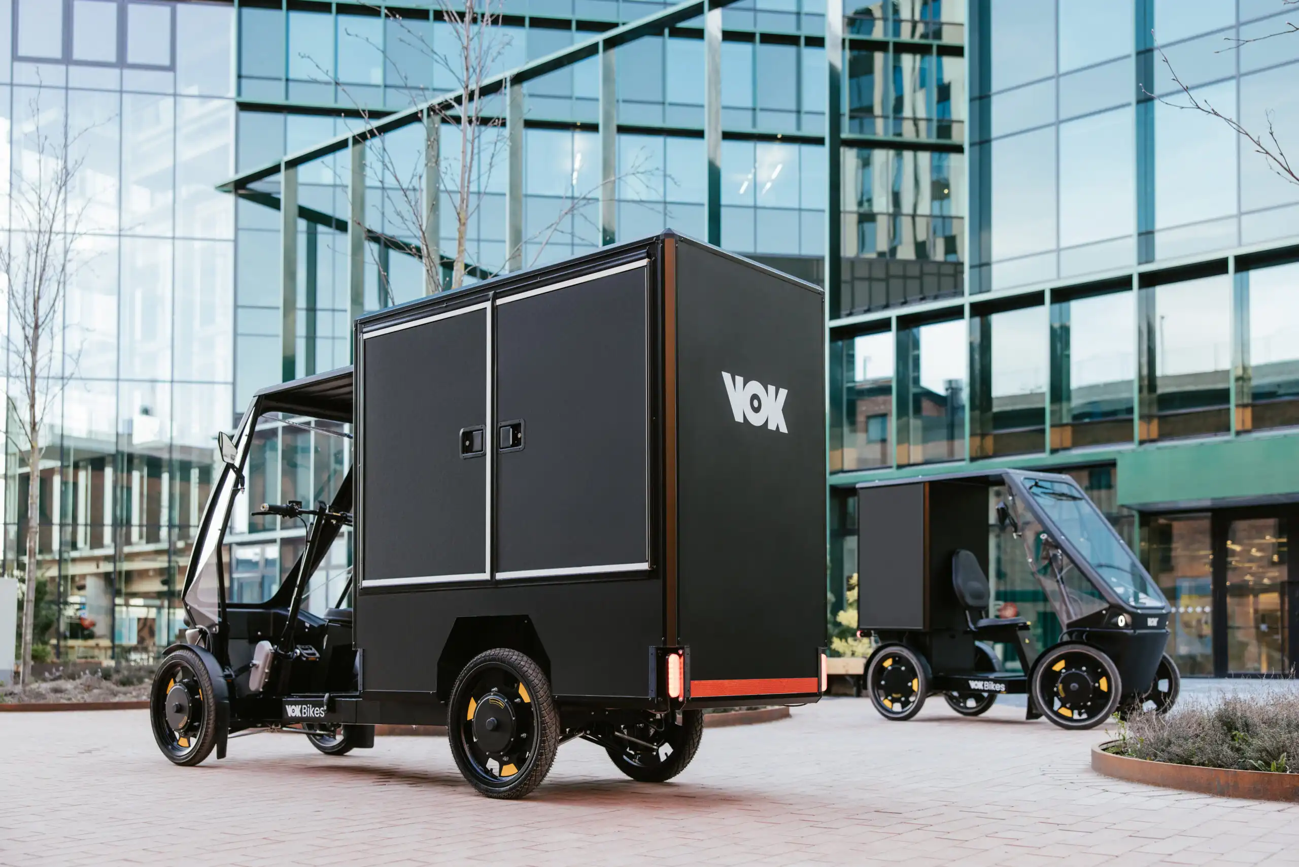 Cargo bike elettrica Vok XL parcheggiata con sistema di tracciamento GPS integrato per la sicurezza del carico