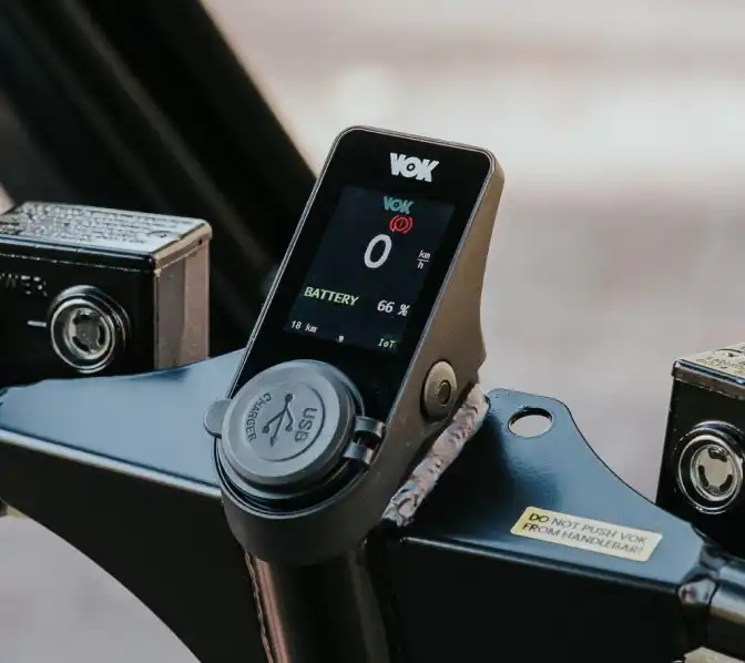 Dettaglio del display digitale con tecnologia IoT e porta USB per ricarica smartphone su cargo bike Vok XL
