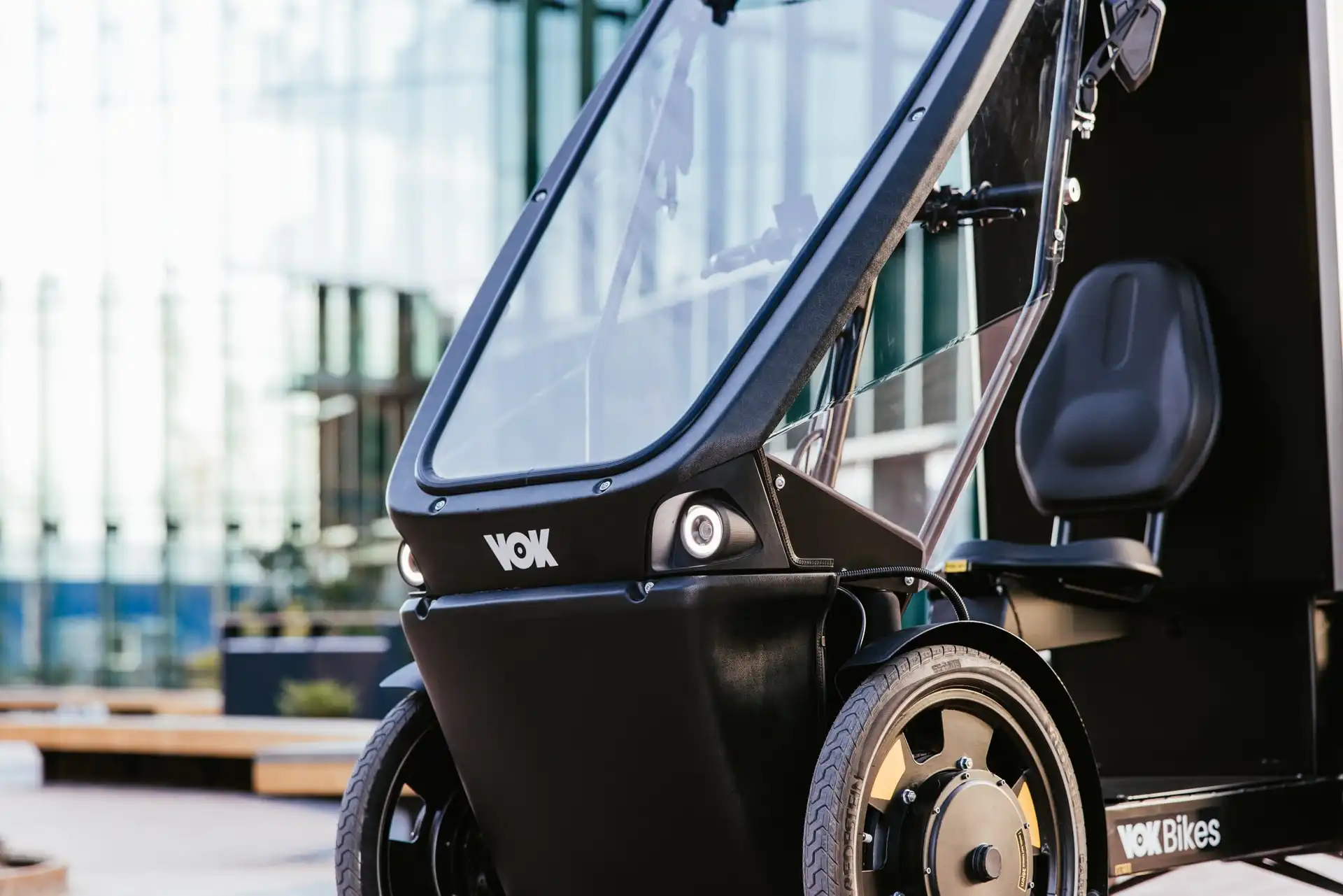 Dettaglio frontale cargo bike Vok XL con fari LED e motore da 250W
