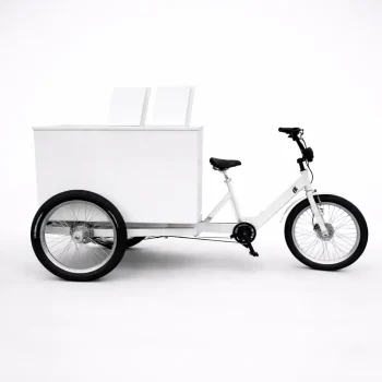 Triciclo professionale Italy HD bianco con box coibentato in vetroresina per trasporto alimenti.