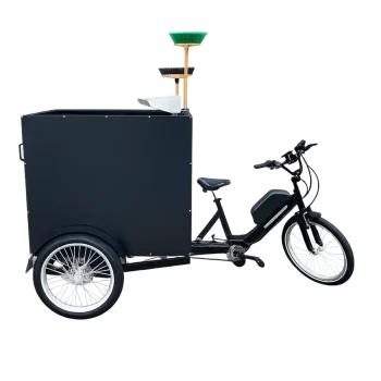 Triciclo per la raccolta di rifiuti modello Italy con cassone aperto e portascope.